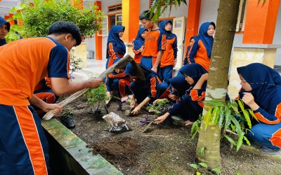 Mewujudkan Sekolah Hijau: Aksi Kokurikuler PBLHS Lewat Pembuatan Taman Depan Kelas